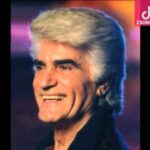 دانلود آهنگ ویگن گیسوی کوتاه (گویی از لطافت آزرده شانه ات در زیر بار گیسو)