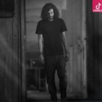 دانلود آهنگ صادق باد و باران (به من می گن بی دلیل تو باخته هاتو می بری تش میشی آدمی كه خنده هاشو می خری)
