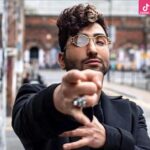 دانلود آهنگ حسین تهی بیبی اونم دوست منه / نه اینکه فک کنی مث و عشق و خانوم منه ولی اونم دوست منه