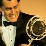 دانلود آهنگ شاهکار بینش پژوه خواننده {هرکی از مامانش قهر میکنه میخواد بیاد یه شبه خواننده شه}