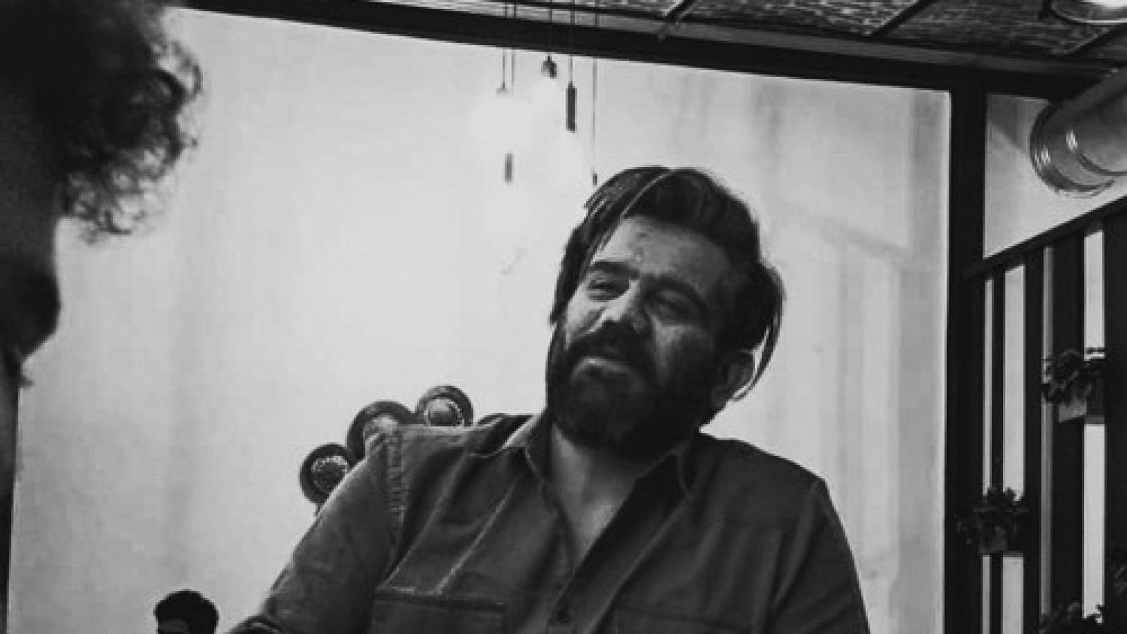 دانلود آهنگ علی سورنا دو شب (مرد اینارو محکم کم کم می گفتُ نم نم زن حس می کرد)