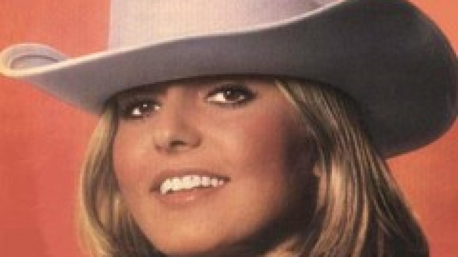 دانلود آهنگ گوگوش کولی {کولی ام خسته و سرگردانم ابر دلتنگ پر از بارانم}