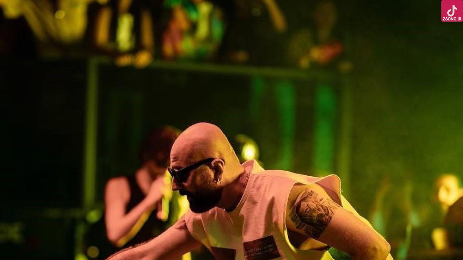 دانلود آهنگ هیپهاپولوژیست آروم بخواب فکر کن از پشت بغلت کردم آروم بخواب منم توی سفرت هستم