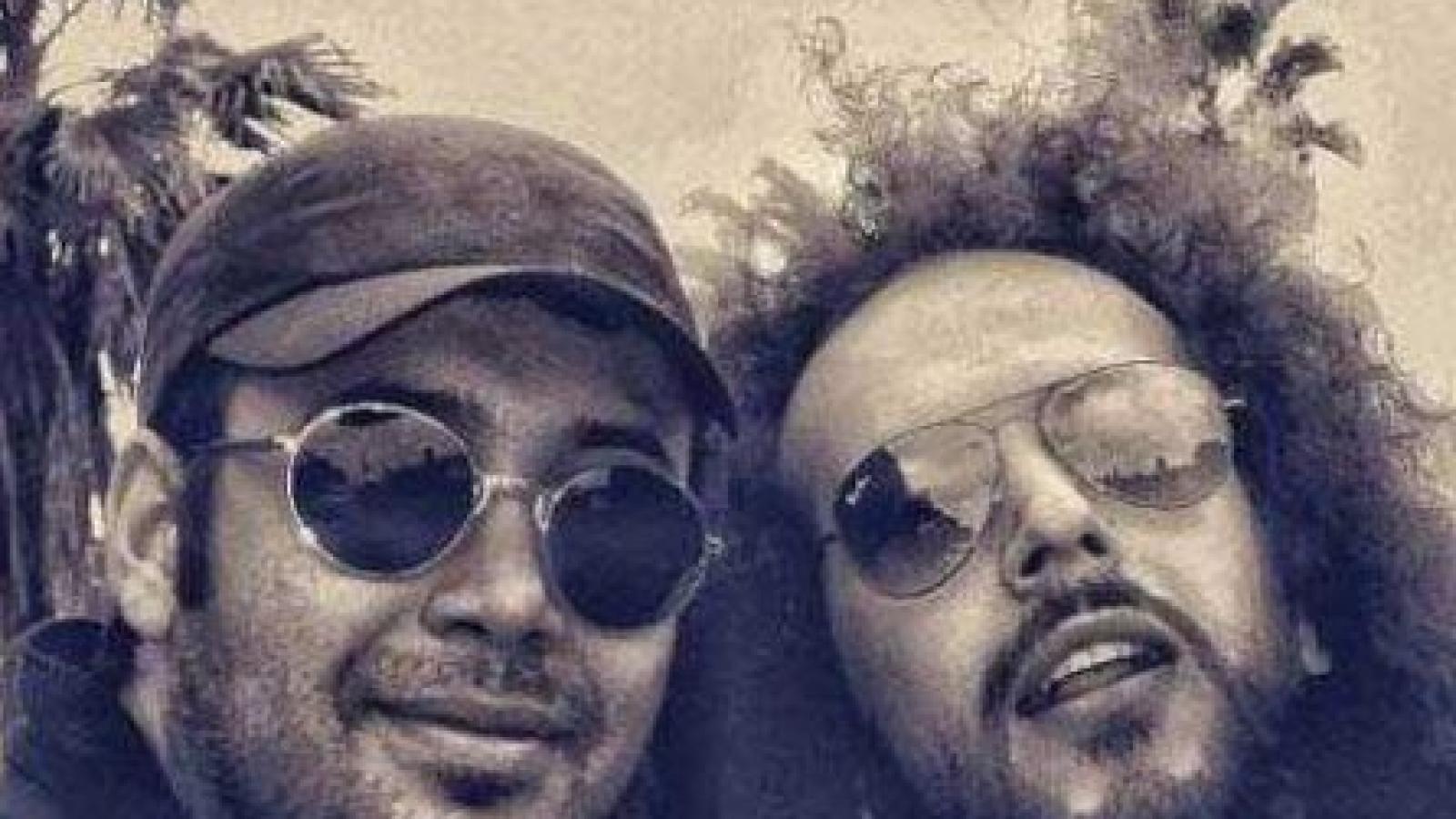 دانلود آهنگ محسن چاوشی و سینا حجازی خلیج ایرانی {تا هست این پرچم بالاست ای دنیا خلیج ایرانی آبی و آزاده… یه ملت عاشق پشت تو وایستاده…}