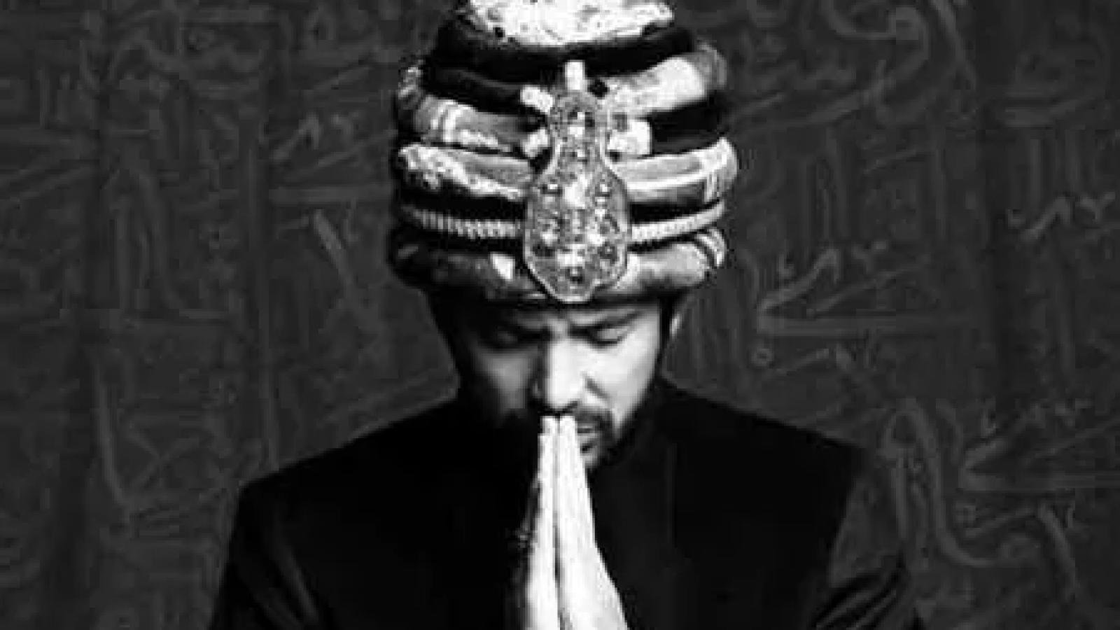 دانلود آهنگ امیر عباس گلاب ارباب / خون میچکید از لب های باباش که پیش چشماش ...