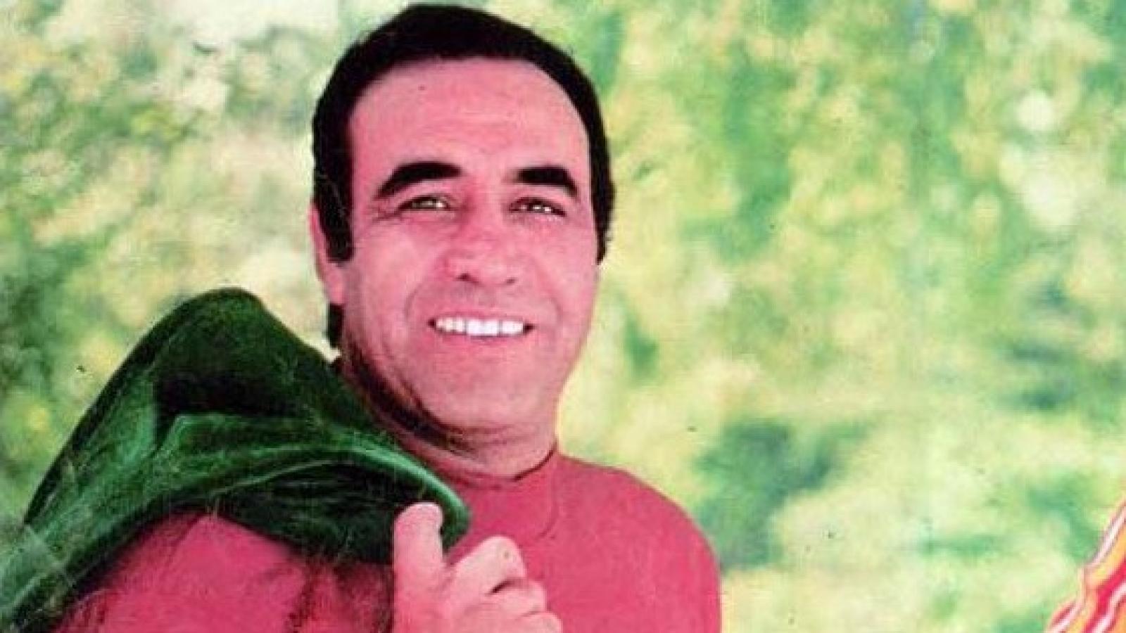 دانلود آهنگ ایرج خواجه امیری میوه فروش / دو لب همچون انار و گونه ای همچون هلو داری