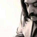 دانلود آهنگ کوروش یغمایی تنه چوبی / من یه ساقه خشکم، تو تن سبز جوونه رو تن چوبی من، چتر موهات سایبونه