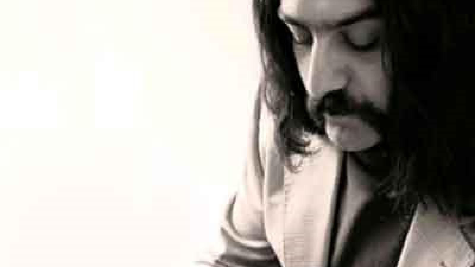 دانلود آهنگ کوروش یغمایی تنه چوبی / من یه ساقه خشکم، تو تن سبز جوونه رو تن چوبی من، چتر موهات سایبونه