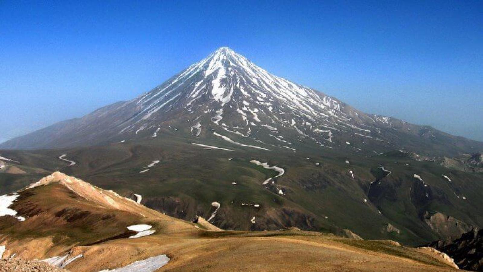 دانلود آهنگ حمیرا قبله سجود / دلم تنگه بازم برای خاکم برای سرزمین خوب و پاکم