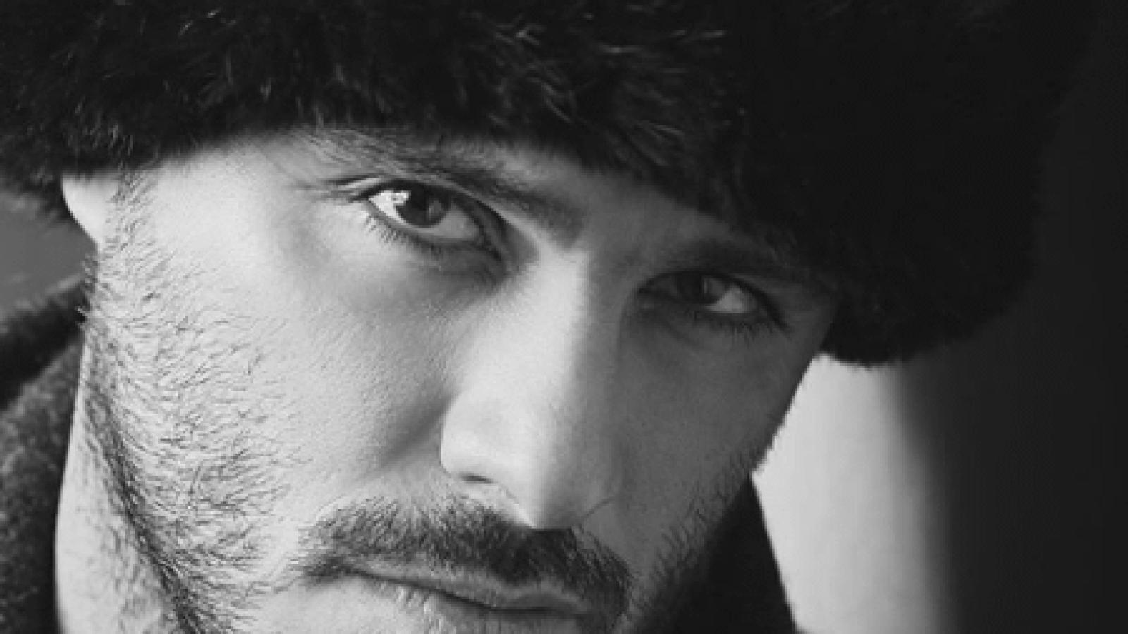 دانلود آهنگ آرمین زارعی چیزی شده / کسی که یه روزی با دنیا عوض نمیکردم یدونه موشو