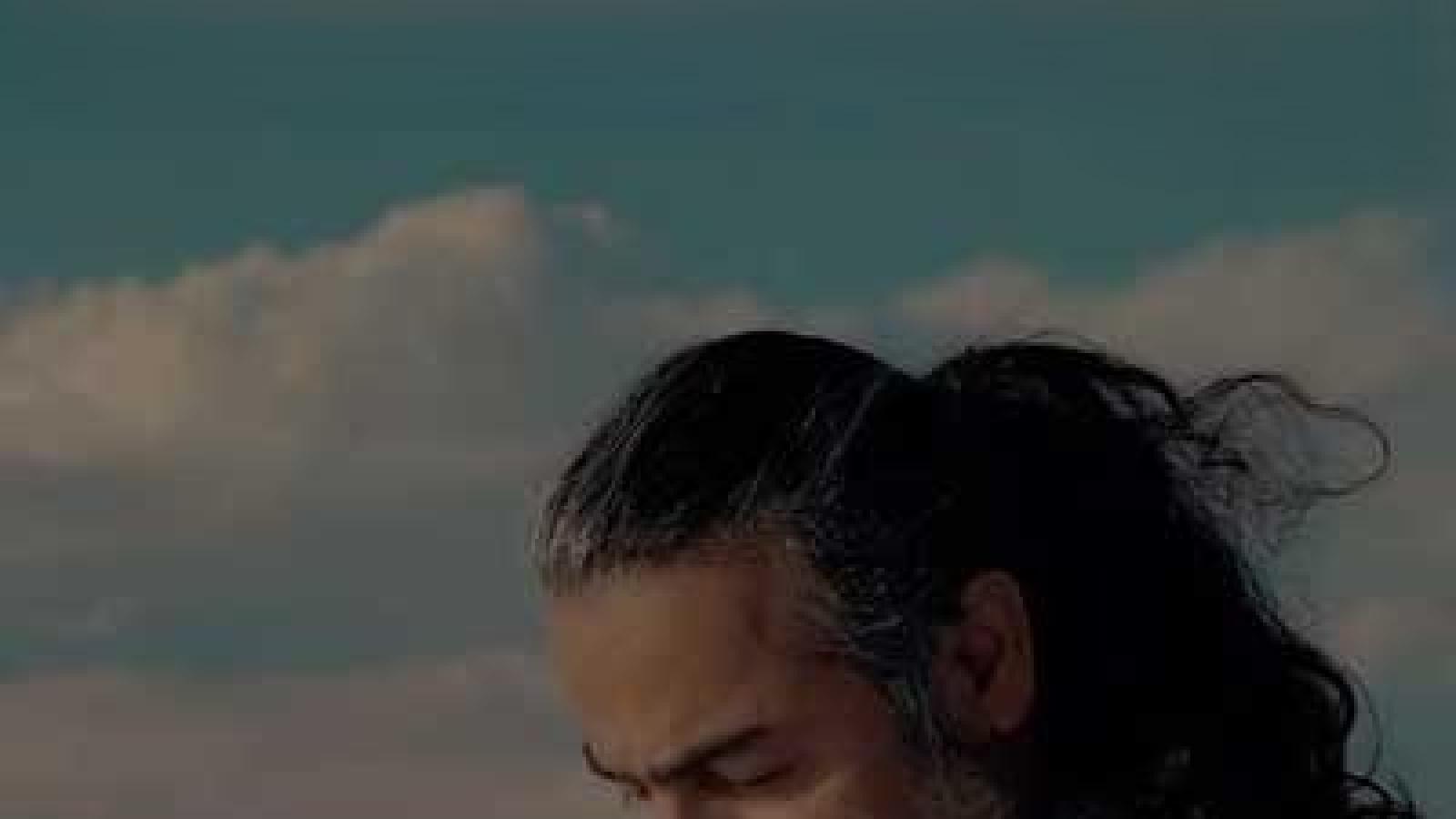 دانلود آهنگ پرواز همای در شب گیسوان تو مست به خواب میروم مست به خواب این ره پر خم و تاب میروم