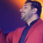 دانلود آهنگ احسان خواجه امیری صحنه / محاله نپرسم یه بار از خودم اونم مثل من بی قراره