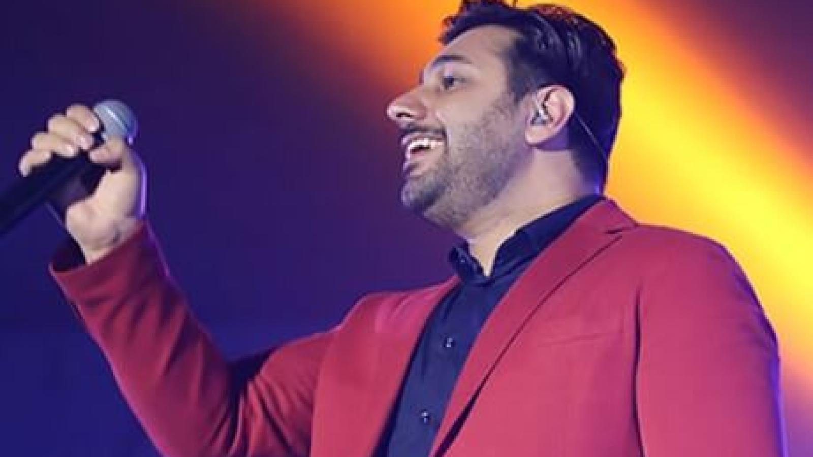 دانلود آهنگ احسان خواجه امیری صحنه / محاله نپرسم یه بار از خودم اونم مثل من بی قراره