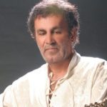 دانلود آهنگ حبیب خواب سرخ بوسه ها / بی تو من با چشم گریان سیل غم برد آشیانم خواب سرخ بوسه هایت می نشیند بر لبانم