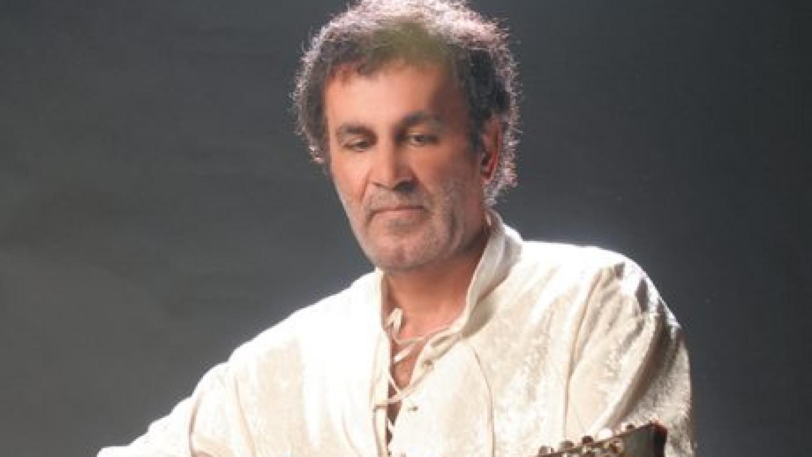 دانلود آهنگ حبیب خواب سرخ بوسه ها / بی تو من با چشم گریان سیل غم برد آشیانم خواب سرخ بوسه هایت می نشیند بر لبانم