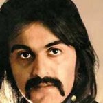 دانلود آهنگ کوروش یغمایی  تک درخت {مثل تک درخت با شاخه های پیر تنها مونده ام تو قلب کویر}