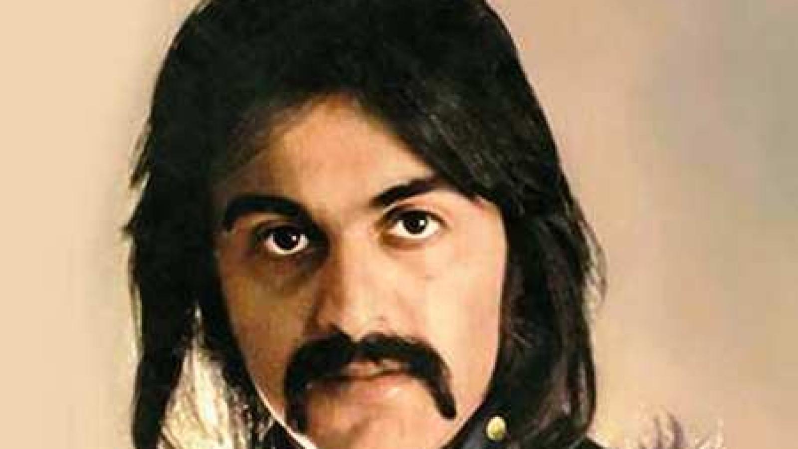 دانلود آهنگ کوروش یغمایی  تک درخت {مثل تک درخت با شاخه های پیر تنها مونده ام تو قلب کویر}