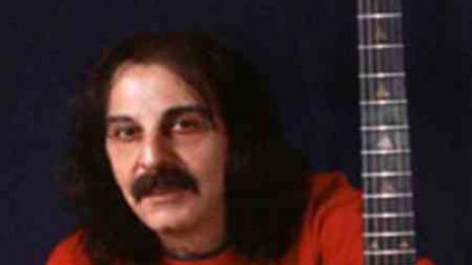 دانلود آهنگ کوروش یغمایی وطن  / خاک وطن که رفت چه خاکی چه خاکی به سر کنم افسوس کلاه نیست وطن