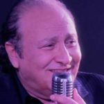 دانلود آهنگ مارتیک ماه در میاد که چی بشه میخواد عزیز کی بشه