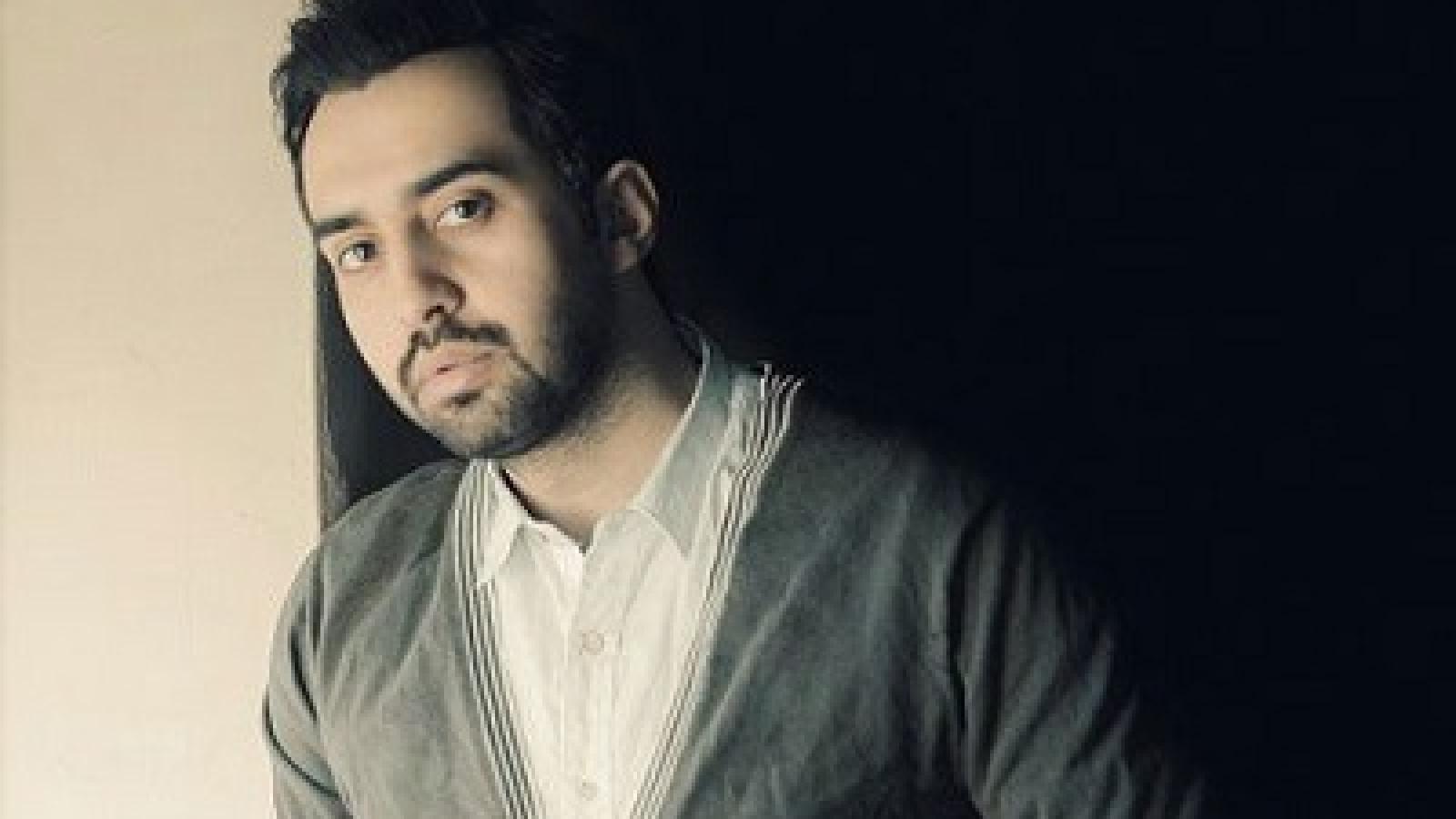 دانلود آهنگ مهدی یراحی هر جای دنیایی دلم اون‌جاست من کعبه م دور تو می سازم