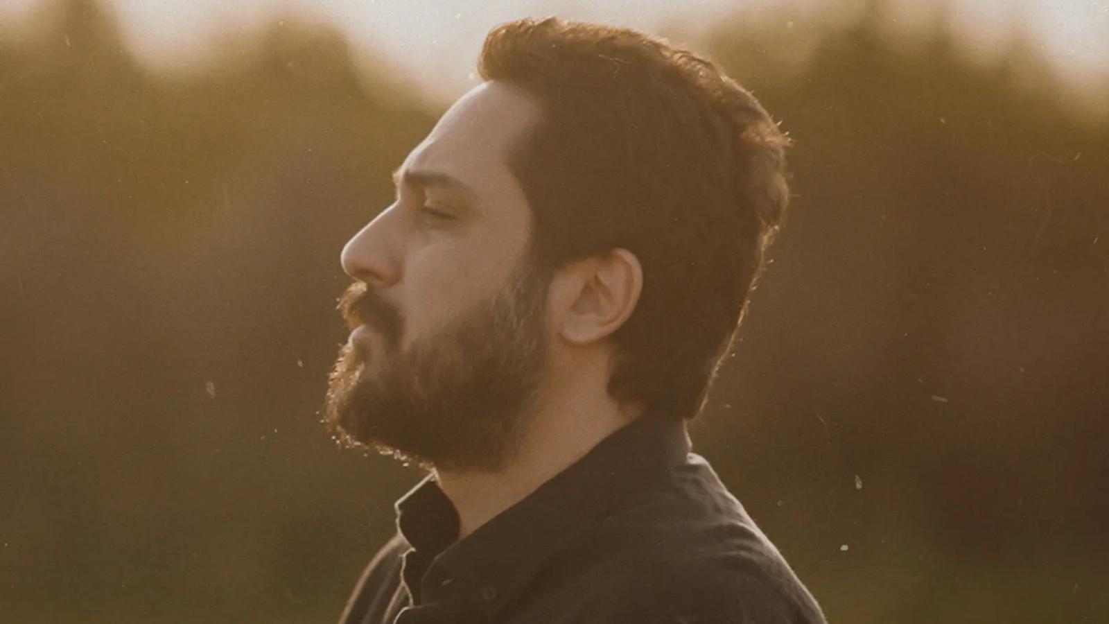 دانلود آهنگ روزبه بمانی هق هق / تو کوه و جنگل و بارون تو ابر رو سرمی