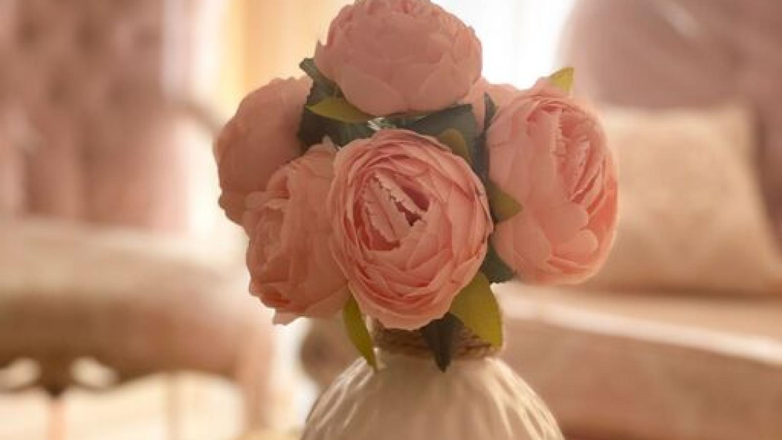 دانلود آهنگ سیمین غانم گل گلدون من / گلِ شب بو؛ دیگه شب بو نمیده کی گلِ شب بو رو؛ از شاخه چیده