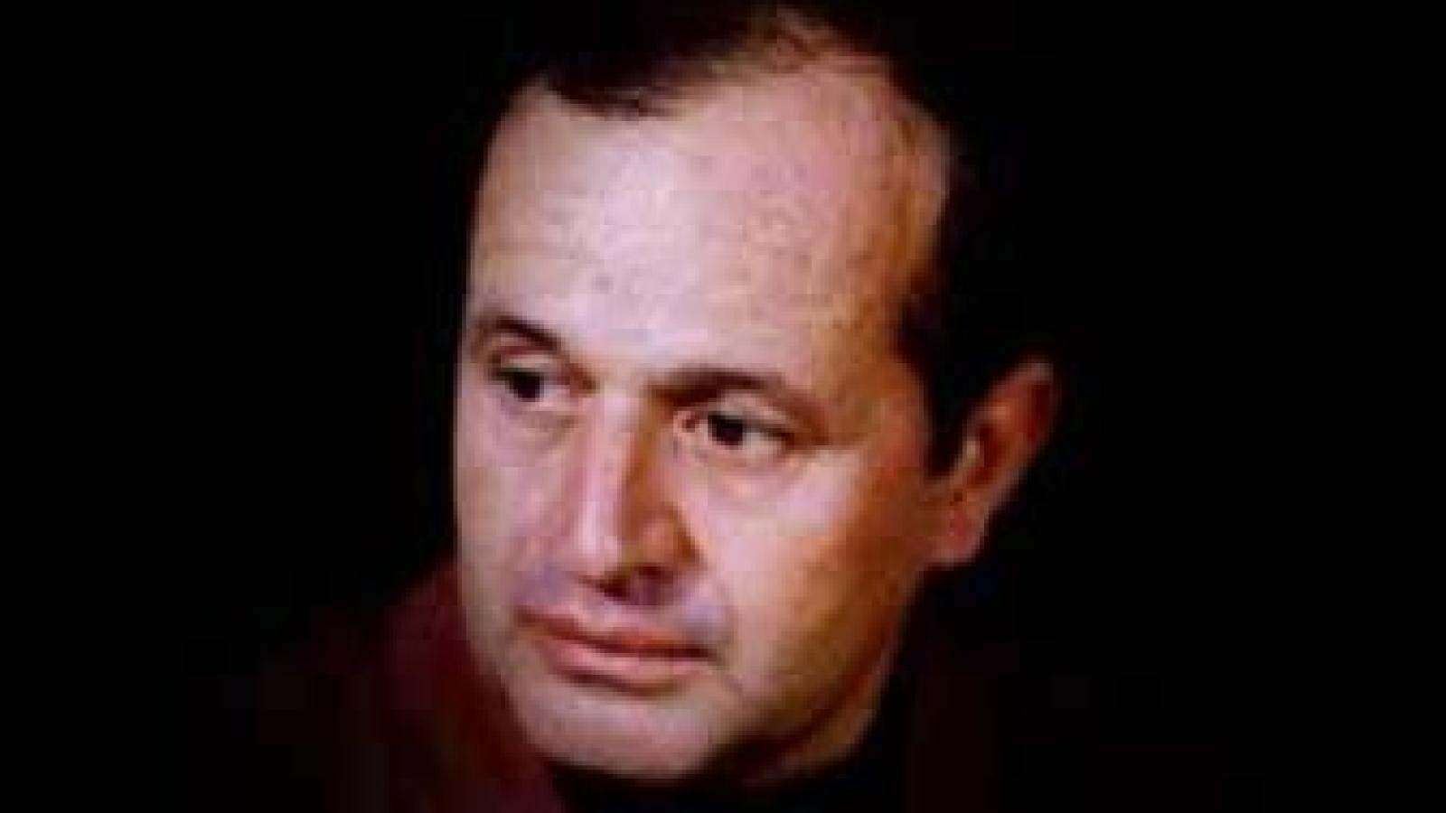 دانلود آهنگ ایرج بسطامی گریه کن که گر سیل خون گری، ثمر ندارد