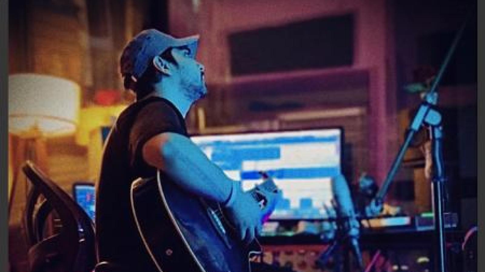 دانلود آهنگ رامین بی باک دیگه قیدمو بزن برو که خوب شناختمت چه ساده تو رو به اون عشق غریبه باختمت