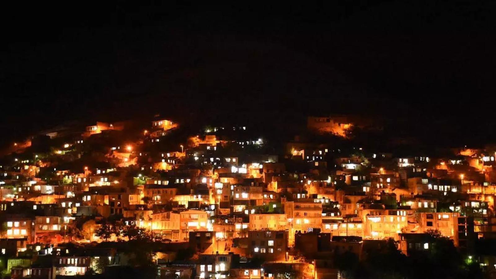 دانلود آهنگ حمیرا شبهای کردستان / محبوبش برده آره دلشو برده اما بی وفاست اونه خیلی آزرده