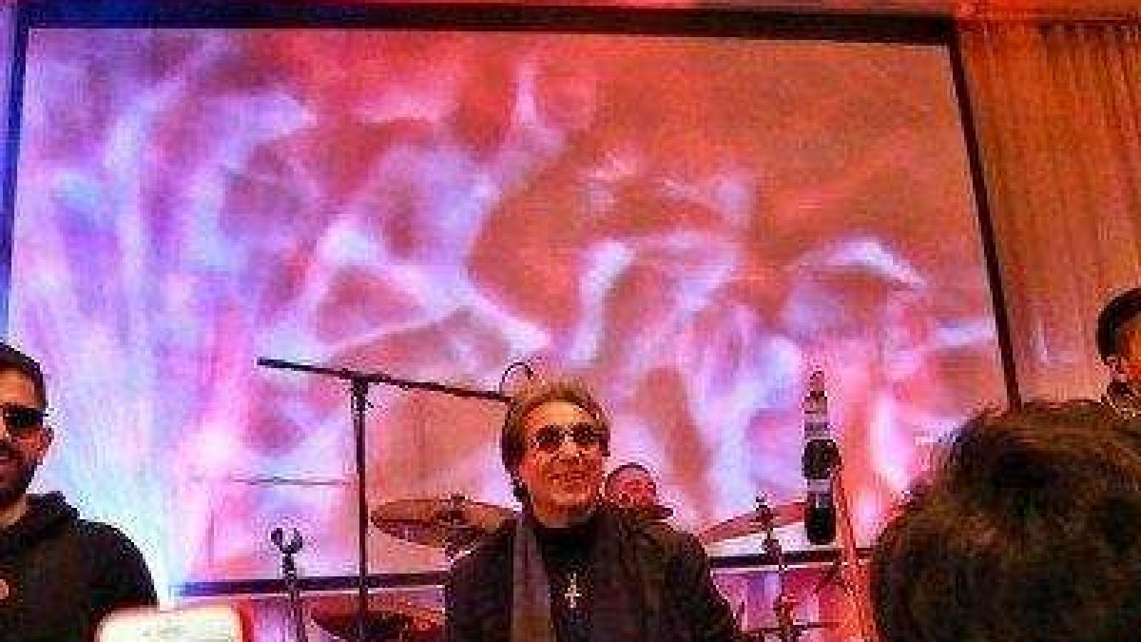 دانلود آهنگ بلک کتس مجنون / بیا بیا دلم برات تنگه آسمون چشات چه خوشرنگه