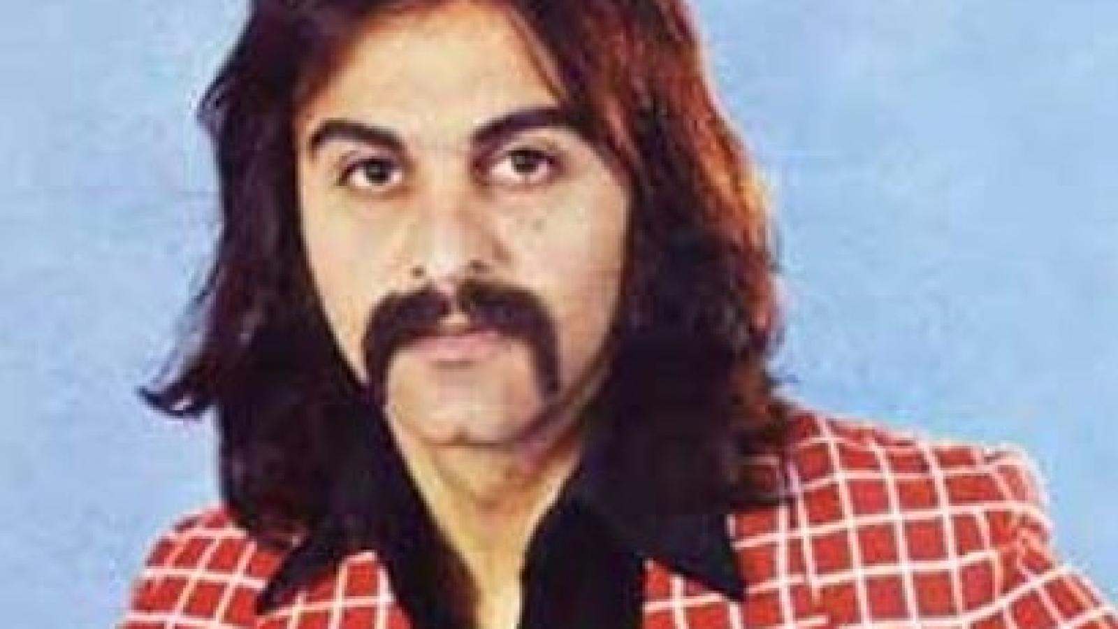 دانلود آهنگ کوروش یغمایی دختر دلخسته شهر شب لب پنجره میشینه همدم تنهایی خود مرگ خورشید رو میبینه