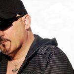 دانلود آهنگ سندی دختر حاجی الماس / تیپ میزنه چپ و راست باباش خبر نداره همیشه اینجا اونجاست