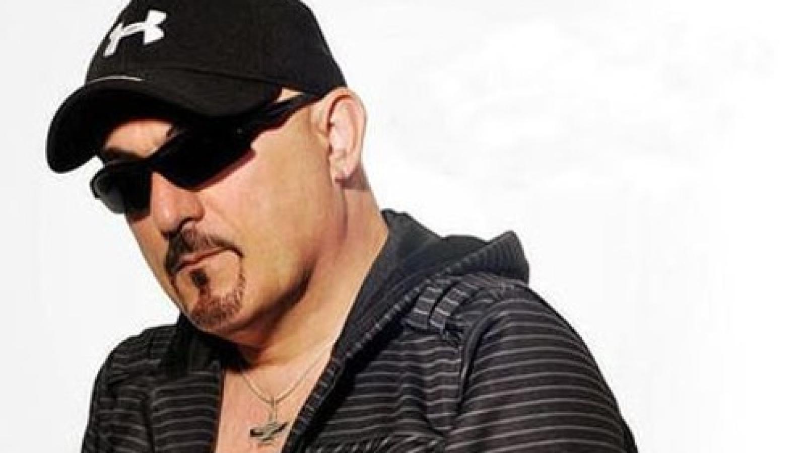 دانلود آهنگ سندی دختر حاجی الماس / تیپ میزنه چپ و راست باباش خبر نداره همیشه اینجا اونجاست